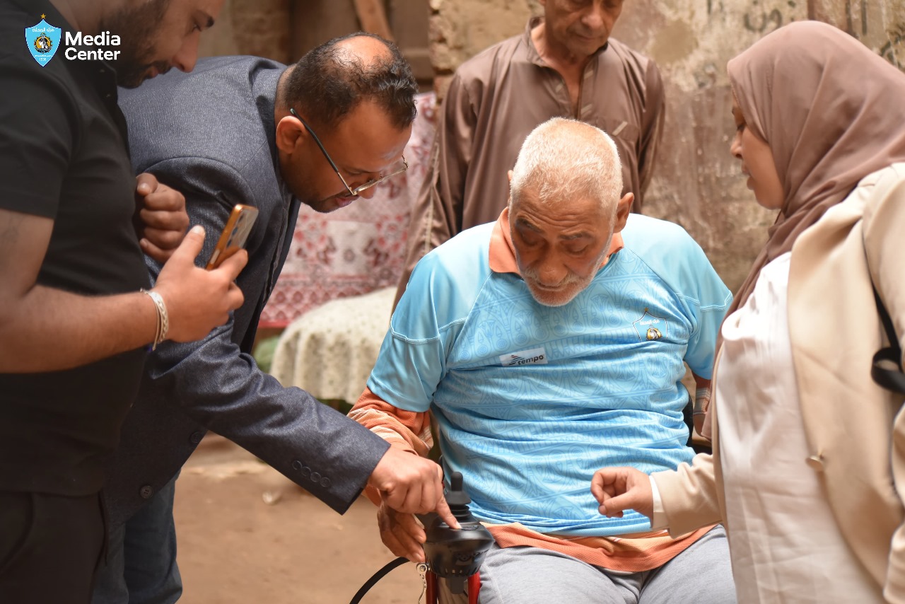 المهندس وليد خليل يهدي أحد أبناء المحلة كرسيًا كهربائيًا متحركًا