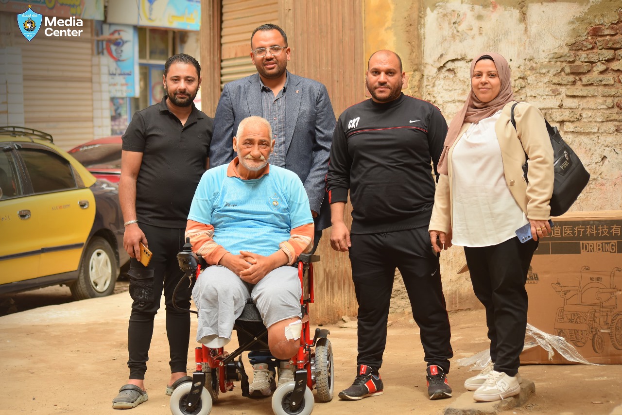 المهندس وليد خليل يهدي أحد أبناء المحلة كرسيًا كهربائيًا متحركًا