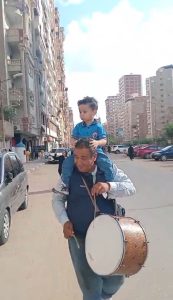 في المحلة الكبرى.. "زفة مزمار" لطفل في أول يوم حضانة