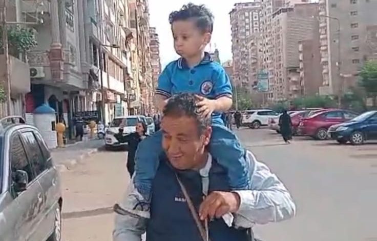 في المحلة الكبرى.. "زفة مزمار" لطفل في أول يوم حضانة