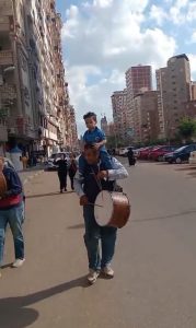 في المحلة الكبرى.. "زفة مزمار" لطفل في أول يوم حضانة