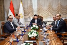 وزير الشباب والرياضة يبحث مع رئيس الاتحاد الدولي للسلاح سبل تعزيز التعاون المشترك