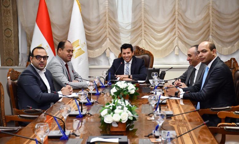 وزير الشباب والرياضة يبحث مع رئيس الاتحاد الدولي للسلاح سبل تعزيز التعاون المشترك