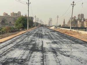 محافظ الغربية يتابع أعمال رش طبقة MC بكورنيش المحلة..