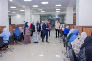 رئيس جامعة طنطا يتابع سير العملية الامتحانية بمركز الاختبارات الإلكترونية