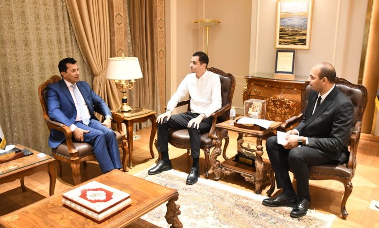 وزير الرياضة يستقبل بطل مصر في الاسكواش علي فرج