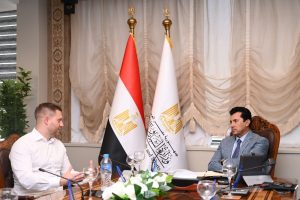 وزير الشباب والرياضة يبحث مع مسؤولي شركة ألمانية سُبل تسويق المعسكرات الرياضية