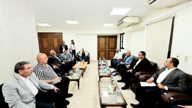وزير الإسكان ومحافظ المنيا يعقدان اجتماعا