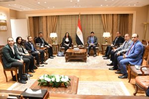 وزير الشباب والرياضة يبحث مع مسؤولي شركة "أديداس" سبل التعاون المشترك