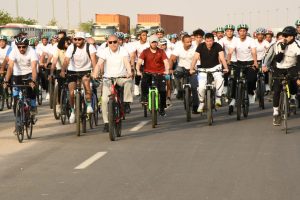 وزيرا الشباب والرياضة والأوقاف ومحافظ القاهرة يشاركون بماراثون الدراجات بالعاصمة الإدارية