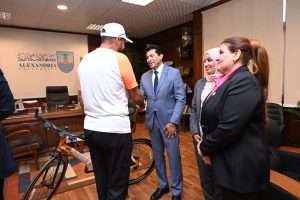 وزير الشباب والرياضة يُسلم دراجة لأحد ممارسي رياضة الدراجات ضمن مبادرة "دراجتك.. صحتك