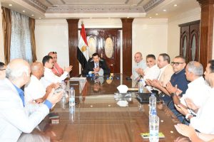 وزير الشباب والرياضة يستقبل البعثة المصرية ويكرمها فى الحصول على المركز الأول العالمى للسباحة بإيطاليا