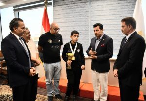 وزير الشباب والرياضة يستقبل بطل العالم في الشطرنج عبدالرحمن سامح