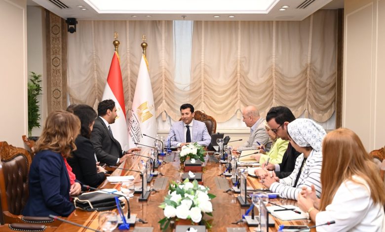 وزير الشباب يلتقي المدير الإقليمي لهيئة إنقاذ الطفولة لبحث تعزيز التعاون