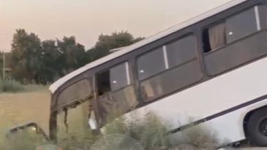 تصادم سيارة ملاكي وأتوبيس رحلات يصيب شخصين بطريق بحيرة قارون السياحي بالفيوم