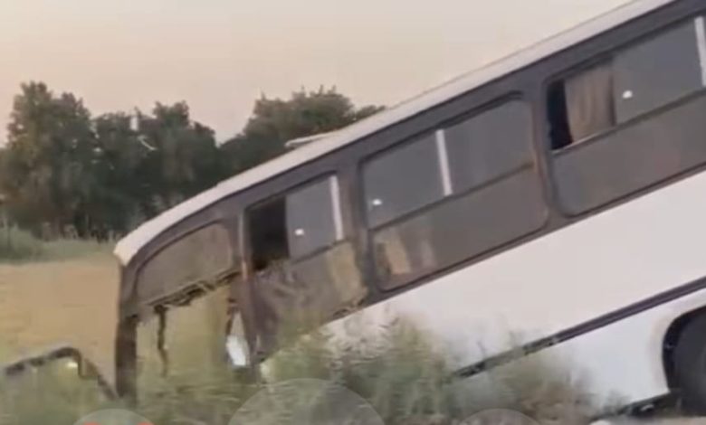 تصادم سيارة ملاكي وأتوبيس رحلات يصيب شخصين بطريق بحيرة قارون السياحي بالفيوم