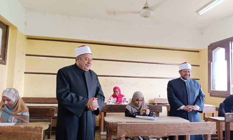 «رئيس المعاهد الأزهريّة» يتابع امتحانات «الدور الثاني» للثانوية الأزهرية بأسوان