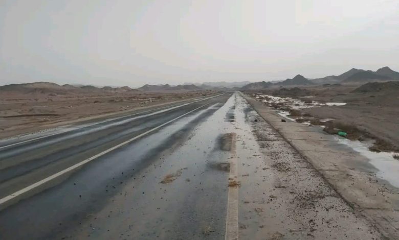 ســيل خفيف يضرب طريق غارب/الشيخ فضل دون تأثير على الحركة المرورية