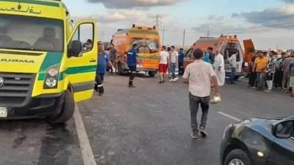 تصادم سيارتين على طريق القاهرة