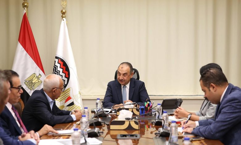 وزير قطاع الأعمال العام يعقد لقاء مع ممثلي الاتحاد العام لنقابات عمال مصر