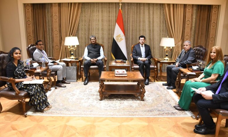 وزير الشباب والرياضة يلتقي بسفير دولة الهند بالقاهرة لبحث التعاون المشترك