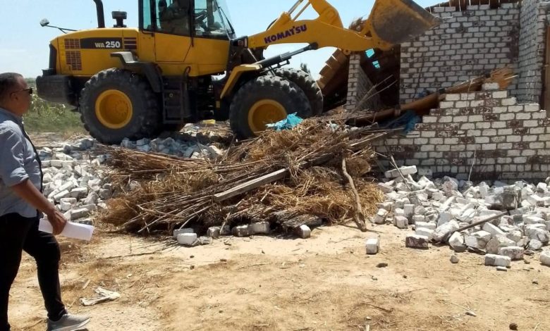 إزالة ٣ حالات تعدي بالمباني بدون ترخيص بوحدة بغداد بمدينة بدر بالبحيره