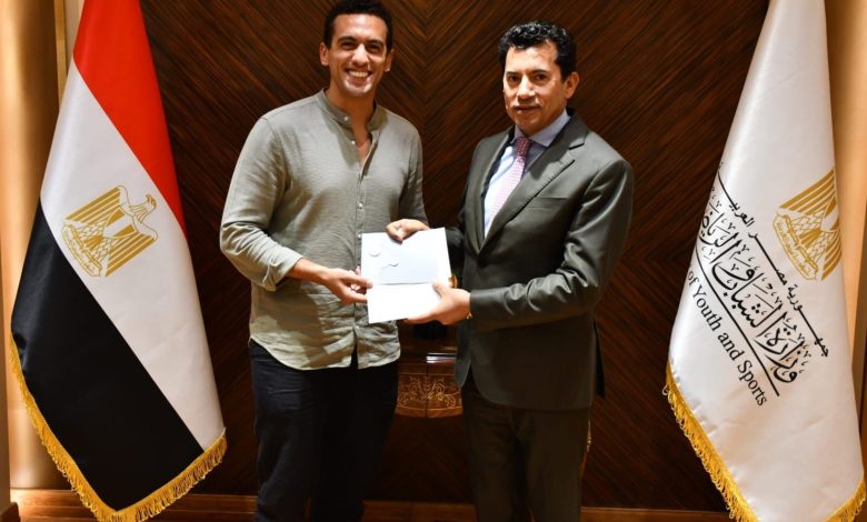 وزير الشباب والرياضة يلتقي البطل الاولمبي أحمد الجندي