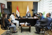 نائب وزير الصحة والسكان يعقد اجتماعًا مع المدير التنفيذي لشركة