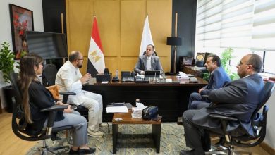 نائب وزير الصحة والسكان يعقد اجتماعًا مع المدير التنفيذي لشركة