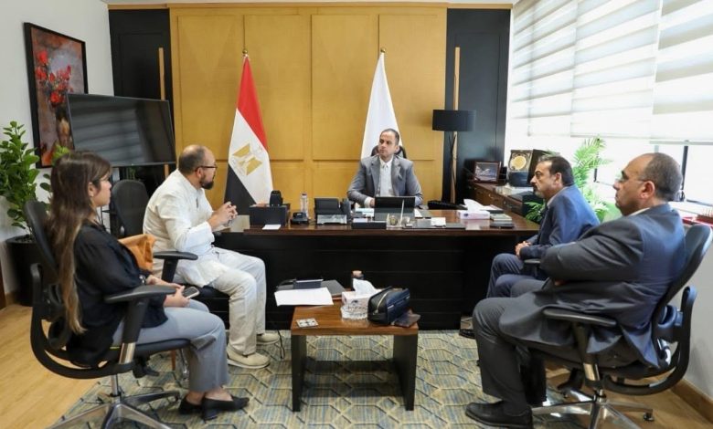 نائب وزير الصحة والسكان يعقد اجتماعًا مع المدير التنفيذي لشركة