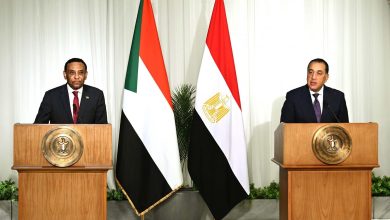 في مؤتمر صحفي مع نظيره السوداني رئيس الوزراء